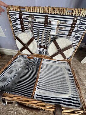 Picnic Time Full Basket Set NWT
